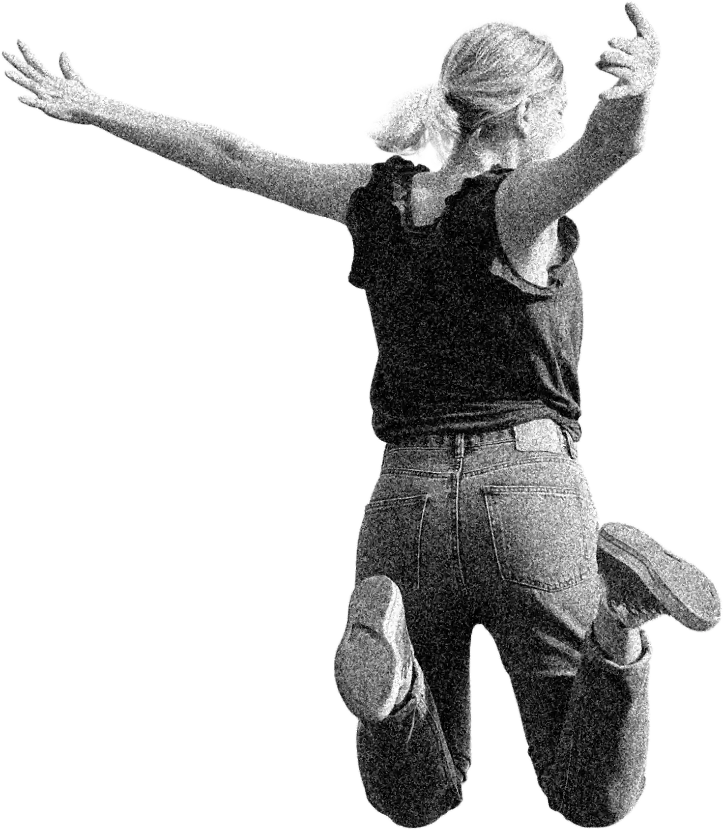 Eine springende junge Frau freut sich am Leben